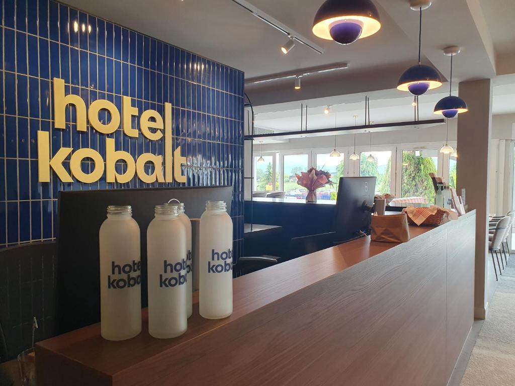 une rangée de bouteilles de lait assises au-dessus d'une table dans l'établissement Best Western Hotel Kobalt, à Épagny