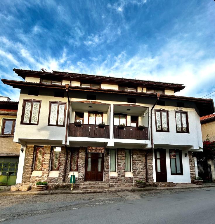 ein Gebäude mit Balkon an der Straßenseite in der Unterkunft Torlacite in Chiprovtsi