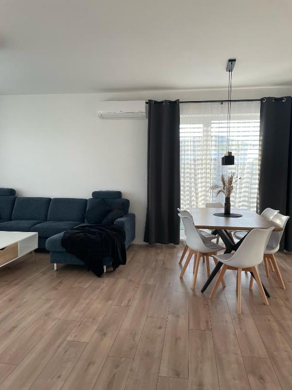 Posezení v ubytování Klimatizovaný Apartmánový dom, s vírivkou, 1B