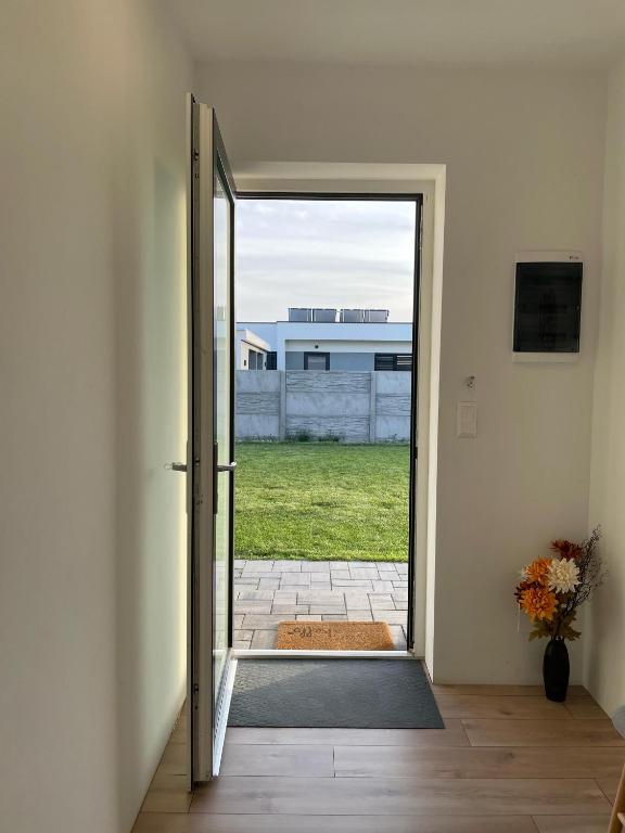 TV a/nebo společenská místnost v ubytování Klimatizovaný Apartmánový dom, s vírivkou, 1B