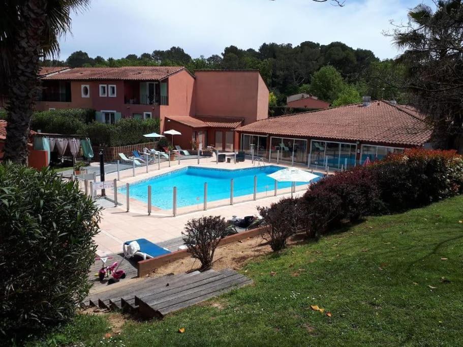 une grande piscine devant une maison dans l'établissement Green Studio - Au cœur du Golf, à Mouans-Sartoux