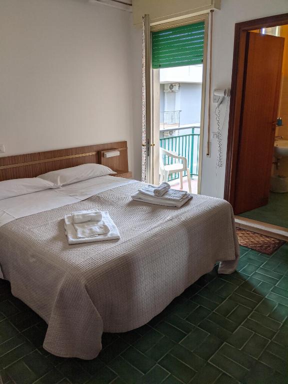 A bed or beds in a room at Hotel Bellevue