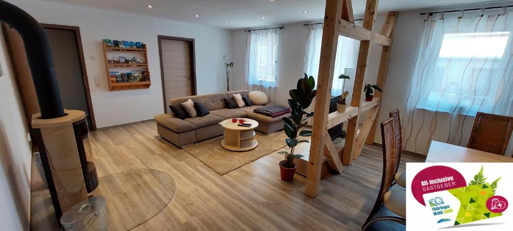 sala de estar con sofá y mesa en Ferienwohnung zum Ruppberg, en Zella-Mehlis