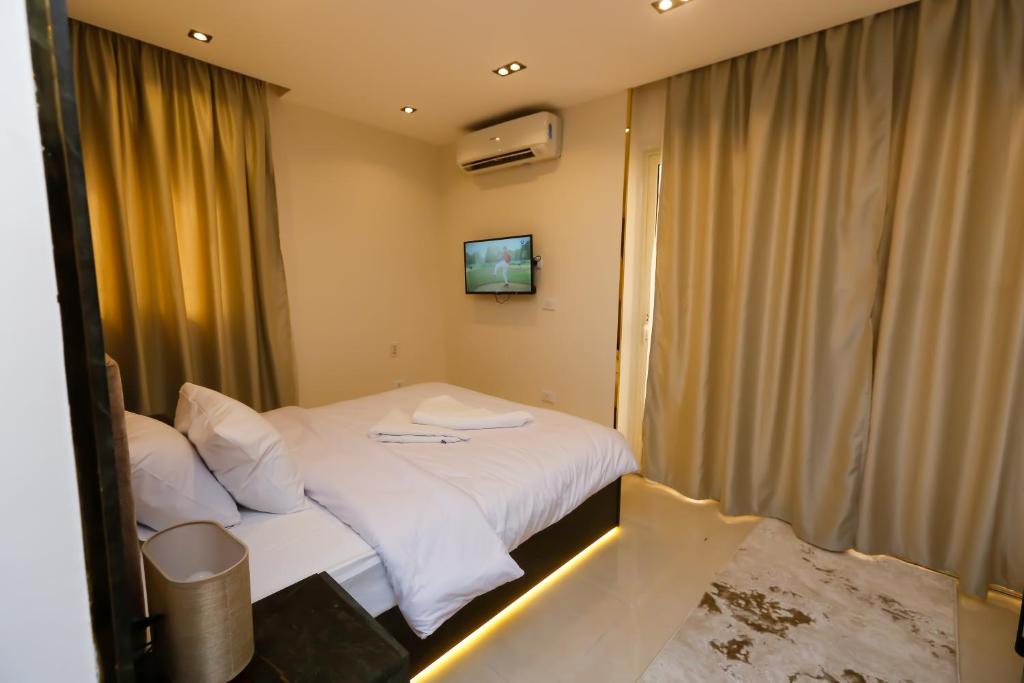 Voodi või voodid majutusasutuse Crowne Pyramids View inn toas