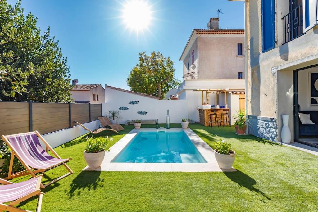 une arrière-cour avec une piscine et deux chaises longues dans l'établissement Villa climatisée, Piscine, Plages 8mn à pied, à La Garde