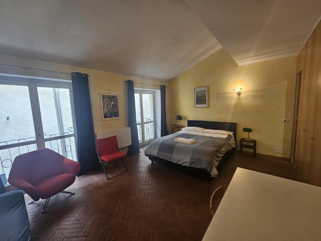 een slaapkamer met een bed en een groot raam bij PCQ Apartments - Centro Città in Genua