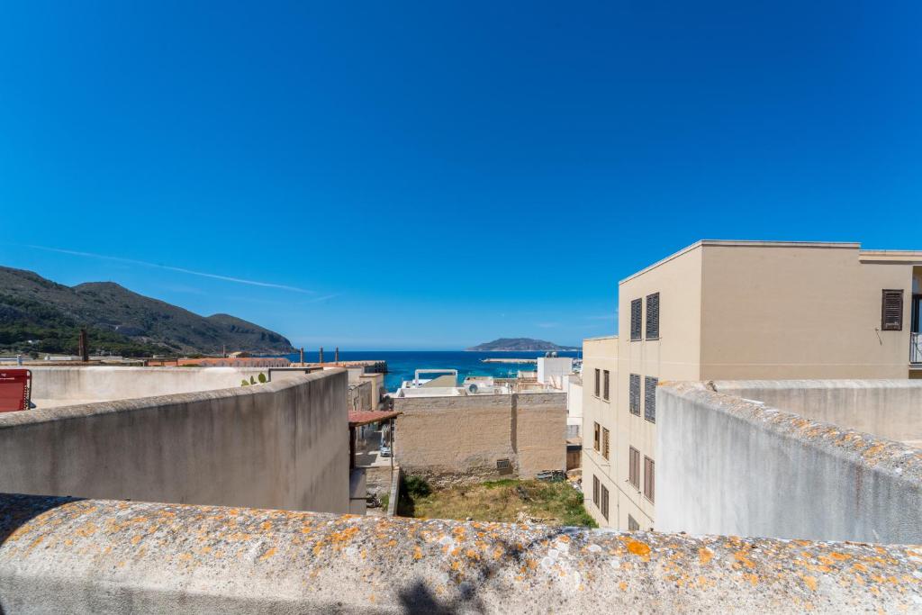 une vue sur l'océan depuis les toits des immeubles dans l'établissement Casa Sole, à Favignana