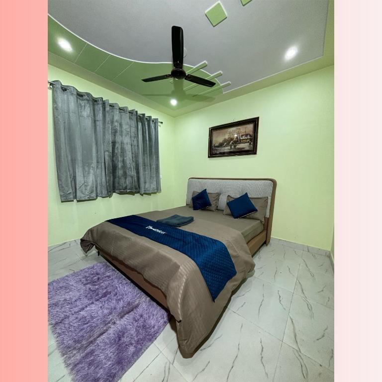 新德里的住宿－hotel bourn，一间卧室配有一张带吊扇的床