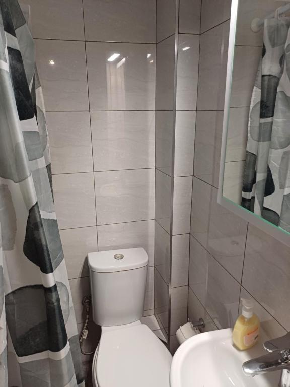 Vonios kambarys apgyvendinimo įstaigoje ΜΑΡΟΥ ROOMS