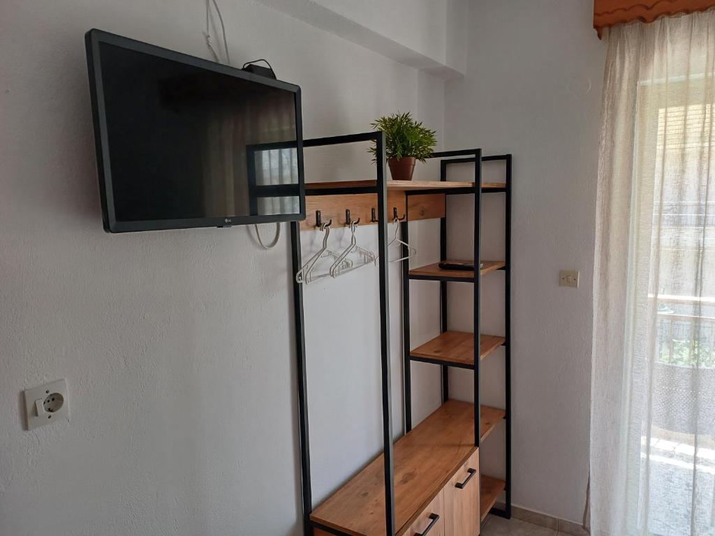Televízia a/alebo spoločenská miestnosť v ubytovaní ΜΑΡΟΥ ROOMS