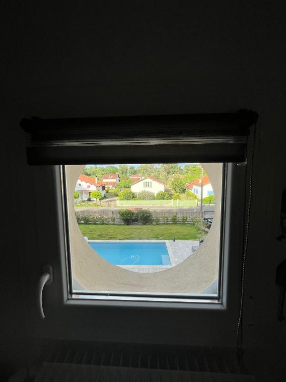 Bazén v ubytování AU PETIT CHENE nebo v jeho okolí