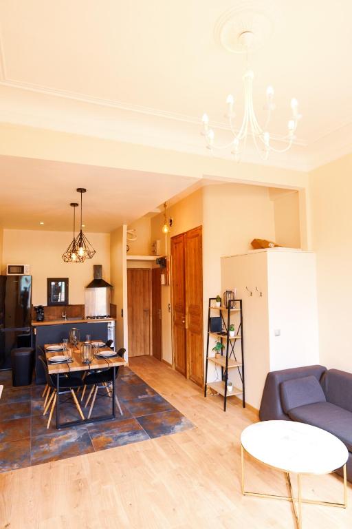 un salon avec un canapé et une table dans l'établissement T3 de charme 2 chambre 2 salle de bain, à Marseille