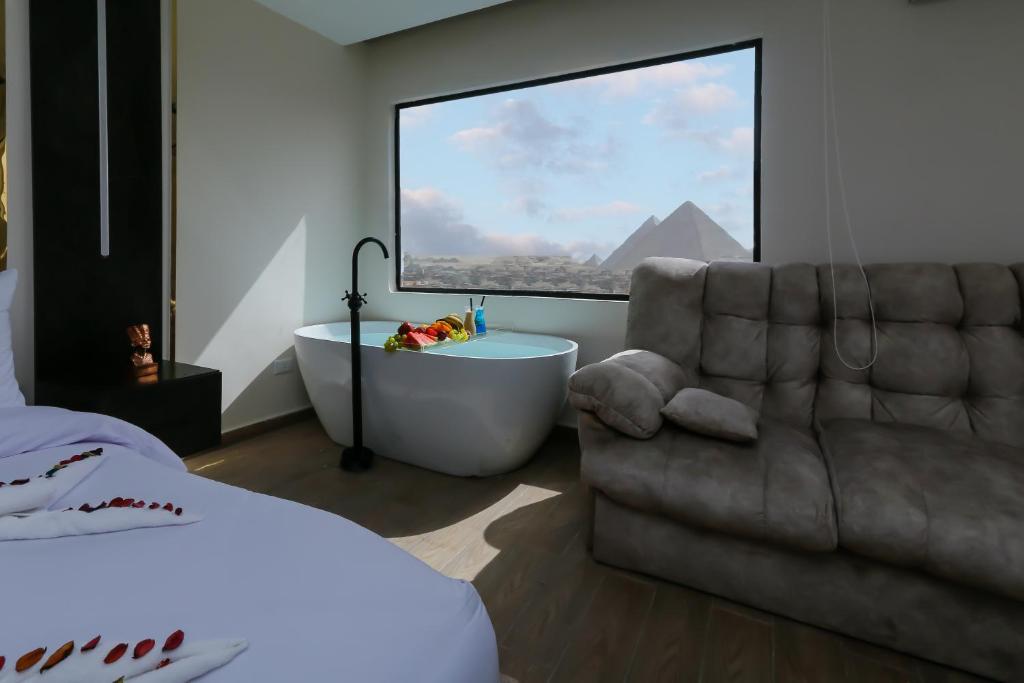 Voodi või voodid majutusasutuse Crowne Pyramids View inn toas