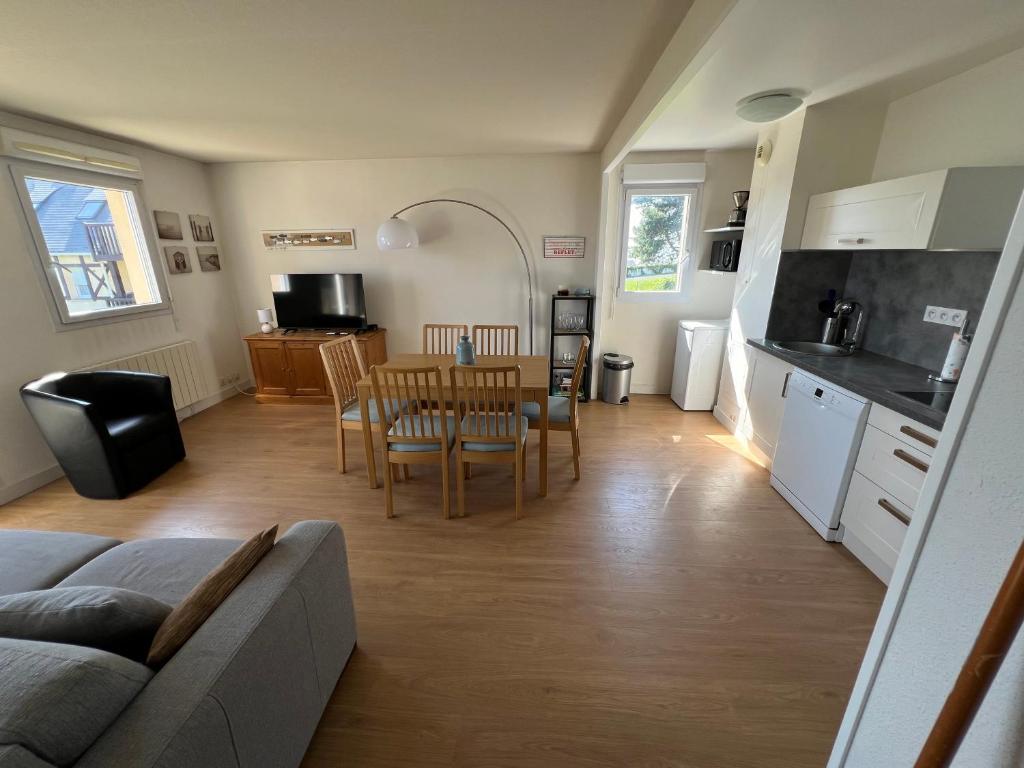 Kuchyň nebo kuchyňský kout v ubytování Domaine du Vert Coteau, limite Trouville, beau 3 pièces avec parking et balcon vue Mer