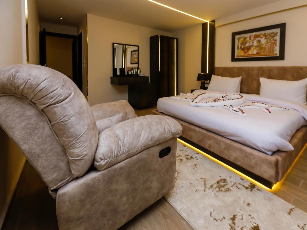 Voodi või voodid majutusasutuse Crowne Pyramids View inn toas