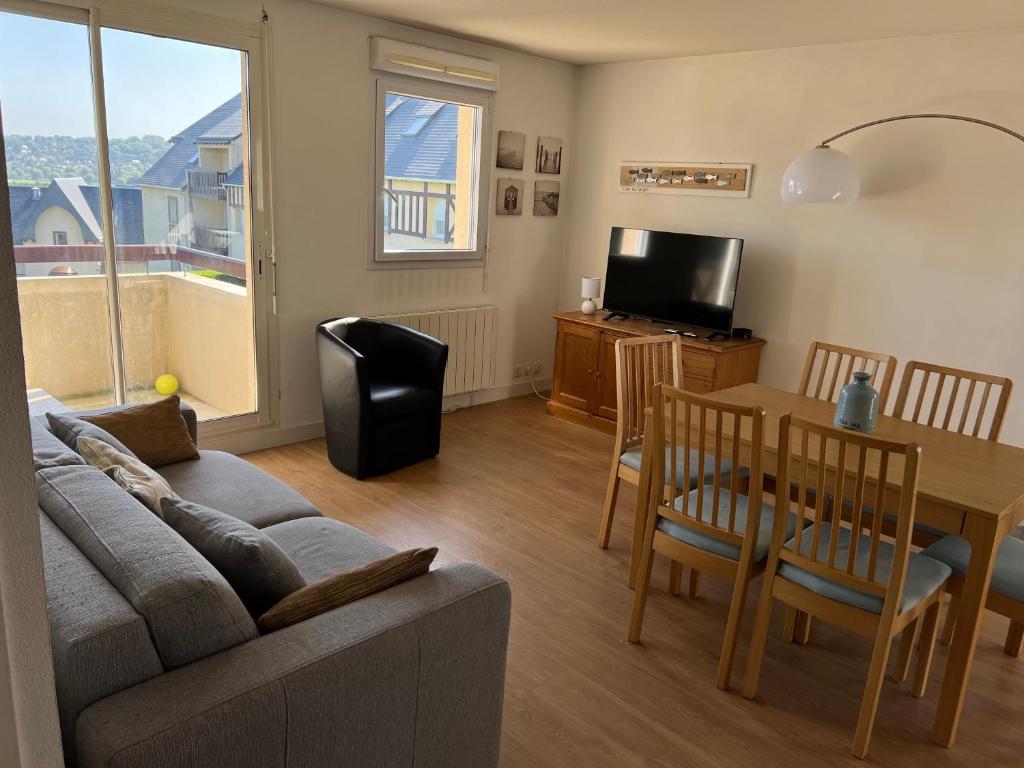 TV a/nebo společenská místnost v ubytování Domaine du Vert Coteau, limite Trouville, beau 3 pièces avec parking et balcon vue Mer