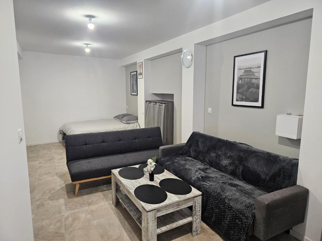 un salon avec un canapé et une table dans l'établissement Appartement moderne et sympa, à Béziers