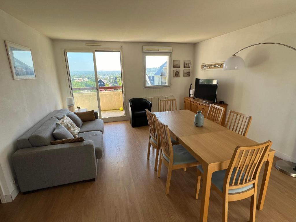 Posezení v ubytování Domaine du Vert Coteau, limite Trouville, beau 3 pièces avec parking et balcon vue Mer