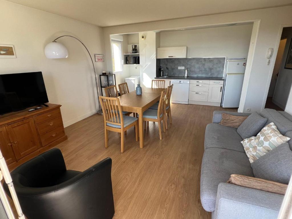 Kuchyň nebo kuchyňský kout v ubytování Domaine du Vert Coteau, limite Trouville, beau 3 pièces avec parking et balcon vue Mer