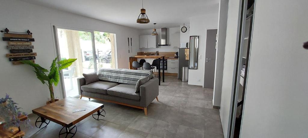 un salon avec un canapé et une table dans l'établissement Résidence A Casetta 204, à Cervione