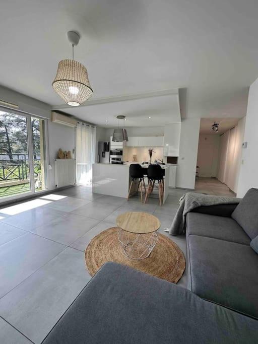 un salon avec un canapé et une table dans l'établissement Charmant t3 moderne avec garage, à Villeurbanne