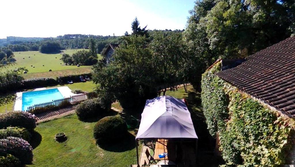 une vue aérienne d'une maison avec piscine dans l'établissement La Petite Croisée Verte, à Veyrines-de-Vergt