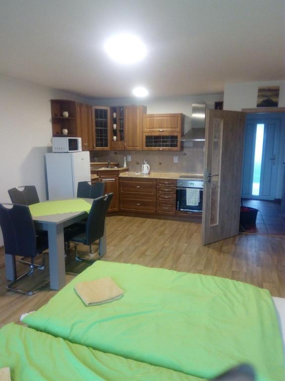 Kuchyň nebo kuchyňský kout v ubytování APARTMÁN PŘÍTLUKY - Zdeněk Bukovský