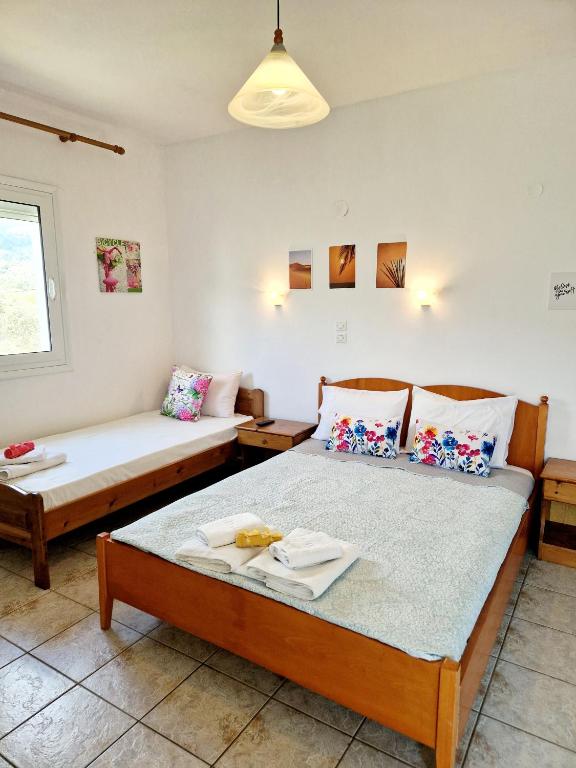 Postel nebo postele na pokoji v ubytování Aegli Hotel Studios