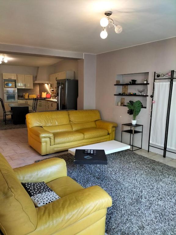 un salon avec deux canapés et une table dans l'établissement chez Maticouli, à Gaillac