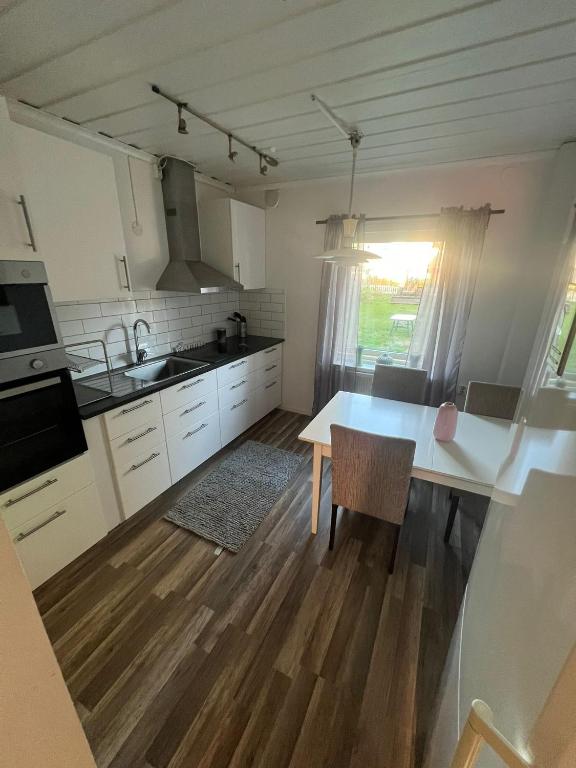 Kuchyň nebo kuchyňský kout v ubytování Lägenheter i Luleå
