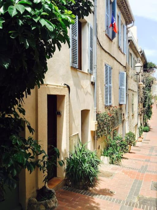 un bâtiment avec une porte et une rue ornée de plantes dans l'établissement Antibes, à Antibes