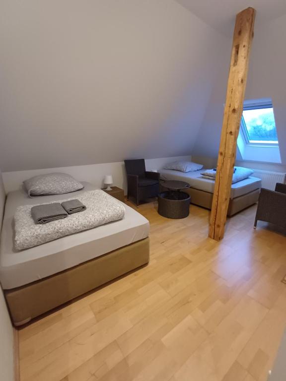 Postel nebo postele na pokoji v ubytování Doppelzimmer-Bad-Kühlschrank-Tv-19