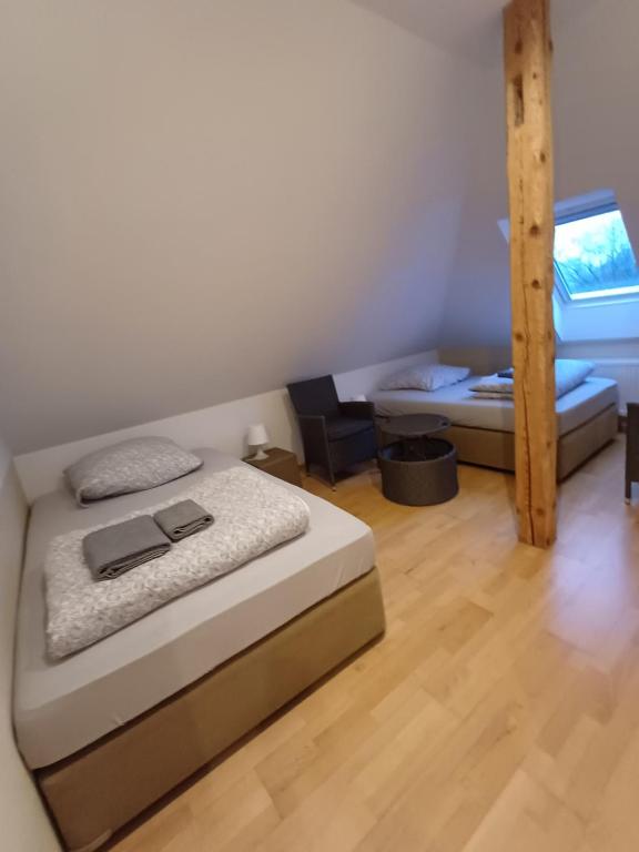 Postel nebo postele na pokoji v ubytování Doppelzimmer-Bad-Kühlschrank-Tv-19