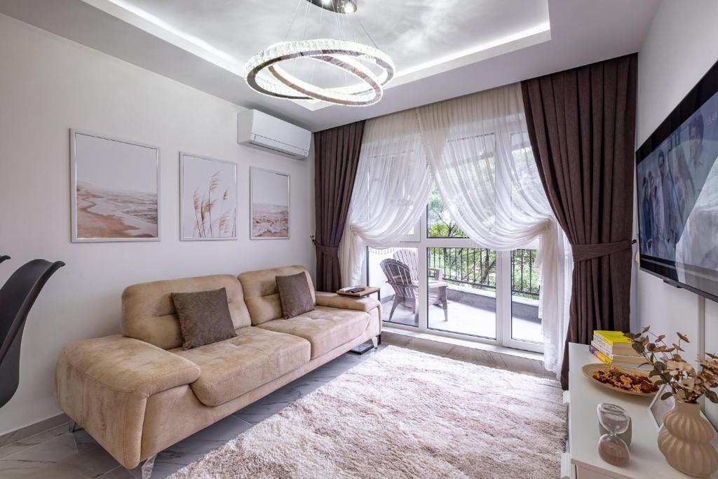Luxurious 1 bedroom apartment with Parking and Port View