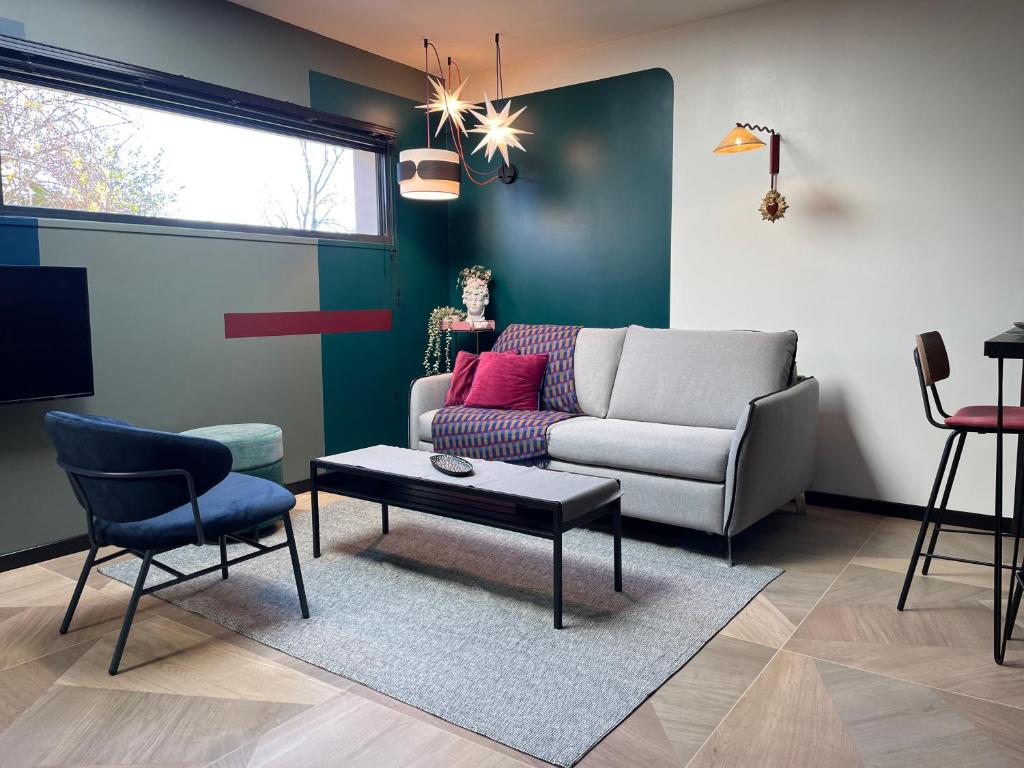 un salon avec un canapé et une table dans l'établissement Studio indépendant proche Paris - Chromatic Stella Luxe, calme et volupté, à Orly