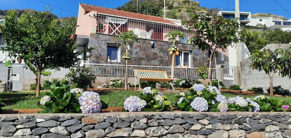 a garden with flowers in front of a building at Casa da Avó in Machico