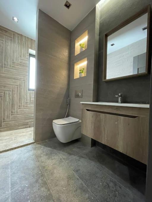 Koupelna v ubytování Luxury Apartment In Lake View Residence New Cairo