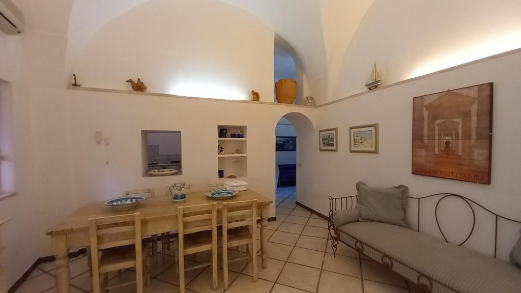 un salon avec une table et un canapé dans l'établissement Casa MAFALDA, à Gaète