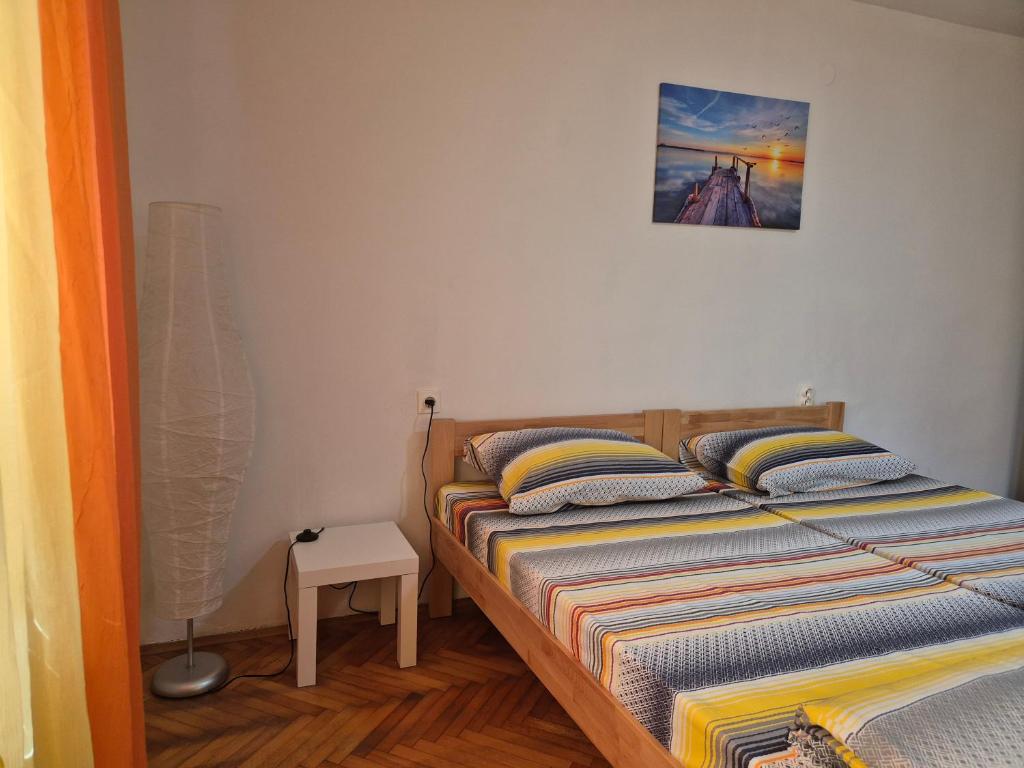 ein Schlafzimmer mit 2 Betten und einem Bild an der Wand in der Unterkunft City Center in Visoko