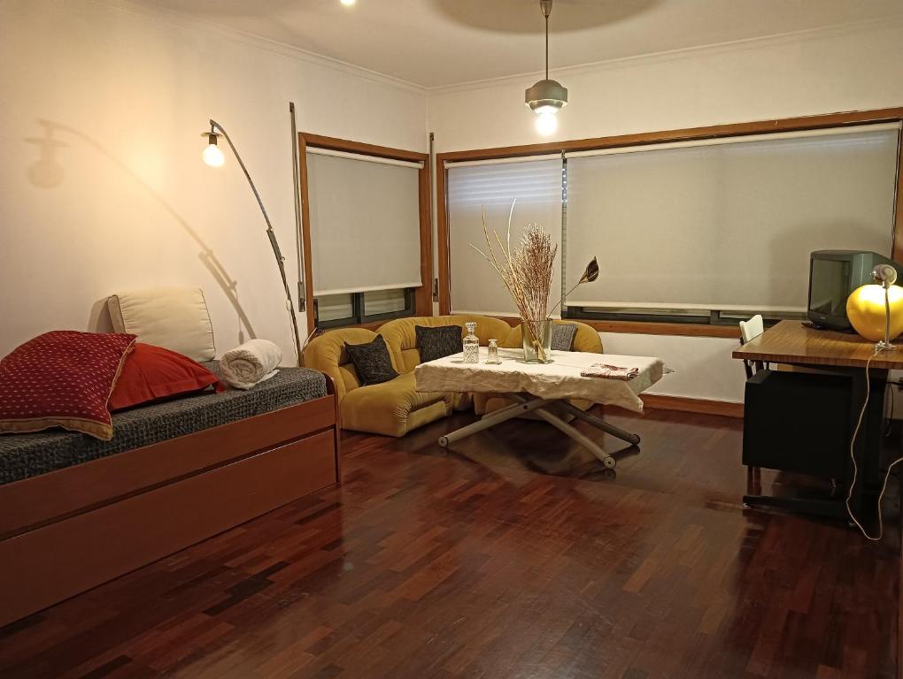 un soggiorno con divano e tavolo di Oporto Central Flat a Porto