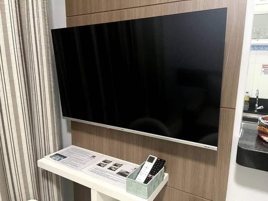 TV a/nebo společenská místnost v ubytování Flat 625 - Diferenciado com Ar no quarto e na sala