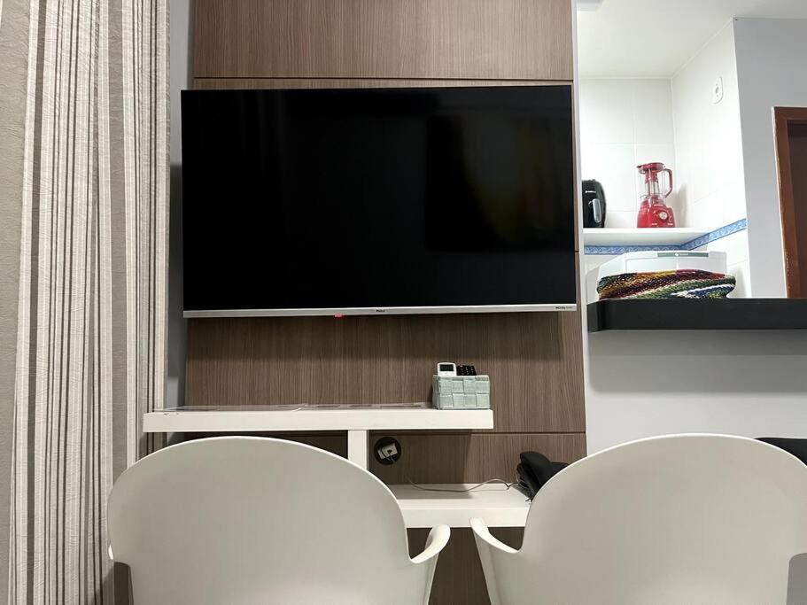 TV a/nebo společenská místnost v ubytování Flat 625 - Diferenciado com Ar no quarto e na sala