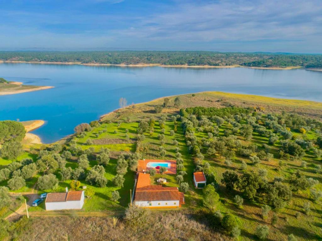 蒙塔爾吉爾的住宿－Quinta da Boavista，享有湖畔山丘上房屋的空中景致