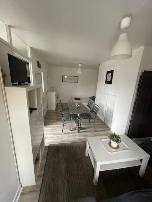 un salon avec une table et une salle à manger dans l'établissement Lazare Home, à Angers