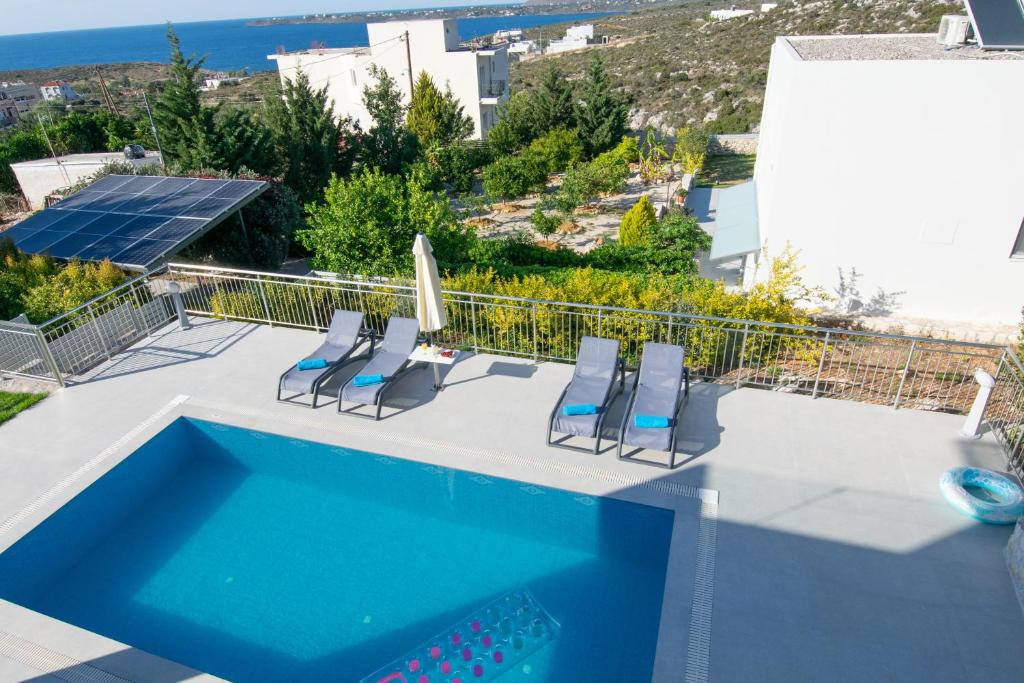 Basen w obiekcie Κatakis Villas lub w pobliżu