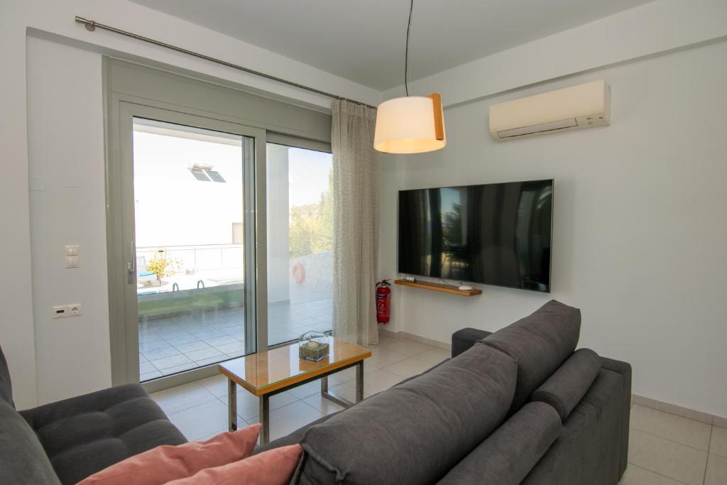 Telewizja i/lub zestaw kina domowego w obiekcie Κatakis Villas