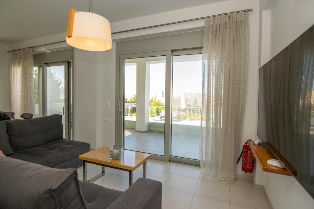 salon z kanapą i stołem w obiekcie Κatakis Villas w mieście Agios Onoufrios
