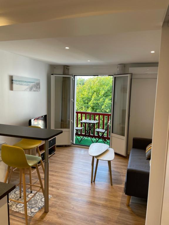 Photo de la galerie de l'établissement Charmant studio climatisé avec chambre séparée, à 3 kms de Biarritz et Bidart, à Arbonne