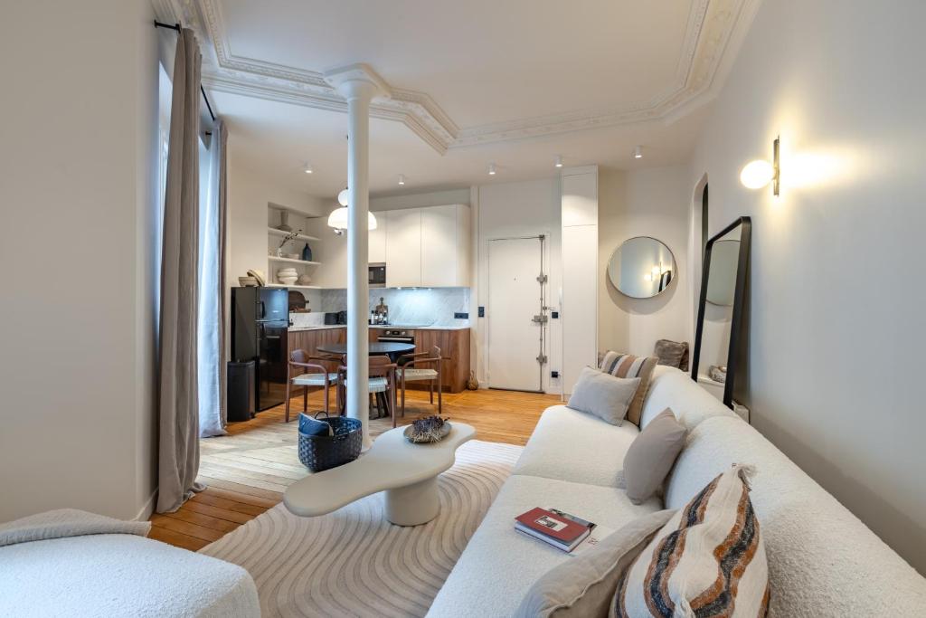 un salon avec un canapé blanc et une table dans l'établissement Luxury appartment near Louvre -TopQuartier- near metro, à Paris
