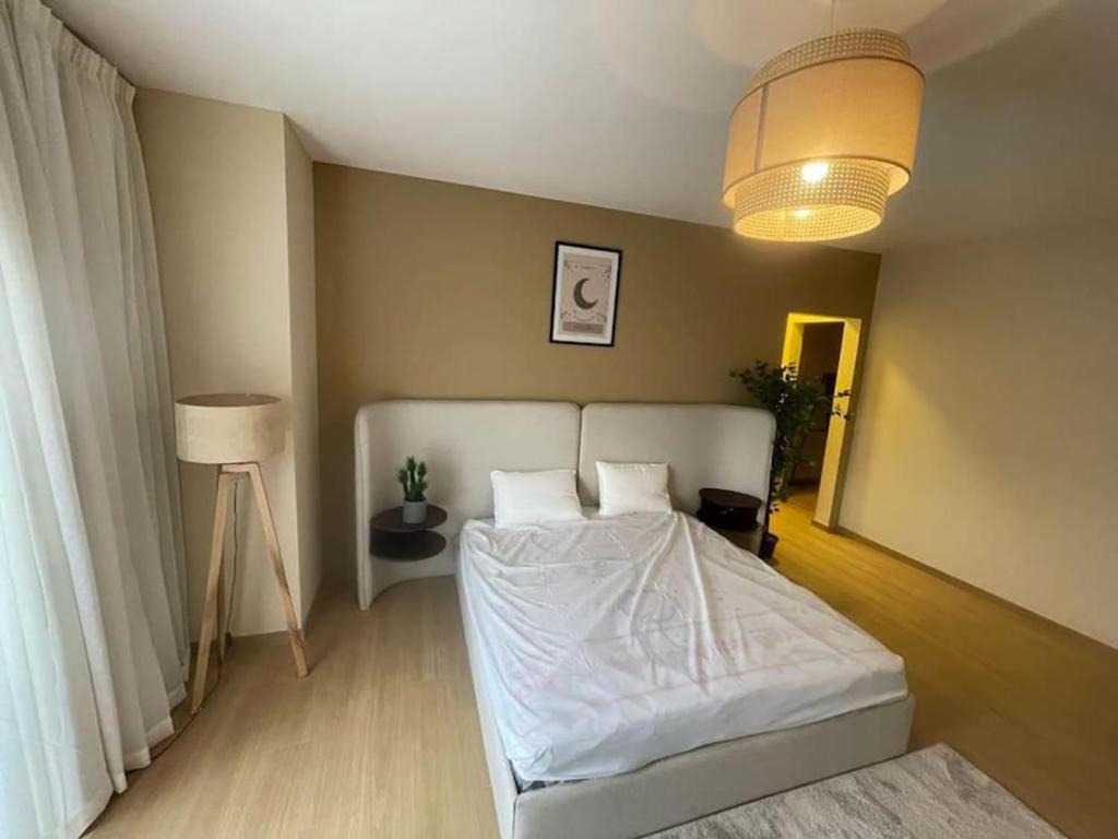 Postel nebo postele na pokoji v ubytování Apartment With Garden In Cairo Festival City